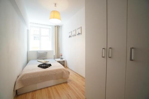 a small bedroom with a bed and a closet at Kiełbaśnicza 1a RYNEK 3 pok osobne 65 m2 in Wrocław