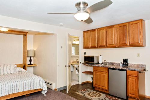 a bedroom with a bed and a kitchen at Red Wing Motel in Manitou Springs