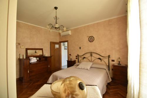 a bedroom with a large bed and a mirror at Affittacamere Casa Sofia in Anghiari
