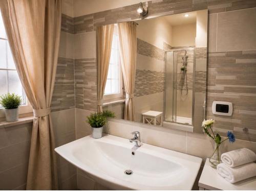 a bathroom with a sink and a mirror at Sabrina Airport in Fiumicino