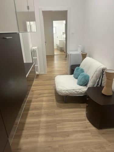 a living room with a bed and a bathroom at Camera vicino Ospedale Maggiore, Concerti e Aeroporto Bologna 60 mq in Bologna