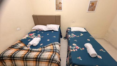 two beds in a small room at Casa Mobiliada 4 camas e 2 quartos in Juazeiro do Norte