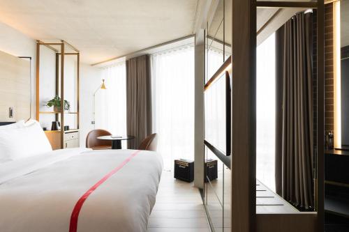 En eller flere senge i et værelse på Ruby Emma Hotel Amsterdam by IHG