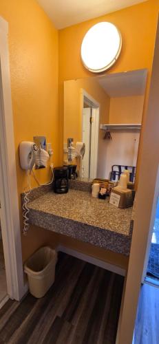 ein Badezimmer mit Waschbecken und Spiegel in der Unterkunft Olympic View Inn in Sequim
