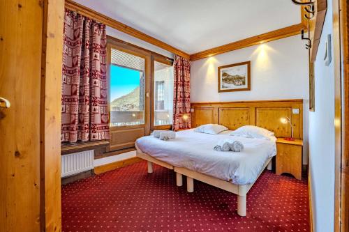Ski-In Out with Wide Mountain Views