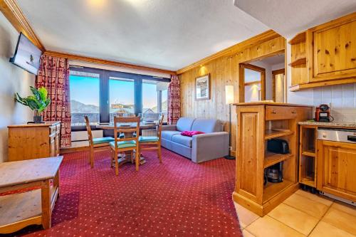 Ski-In Out with Wide Mountain Views
