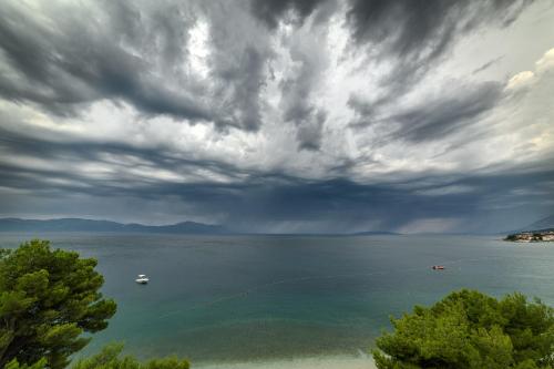a cloudy sky over a large body of water at Apartments Grozdana in Gradac