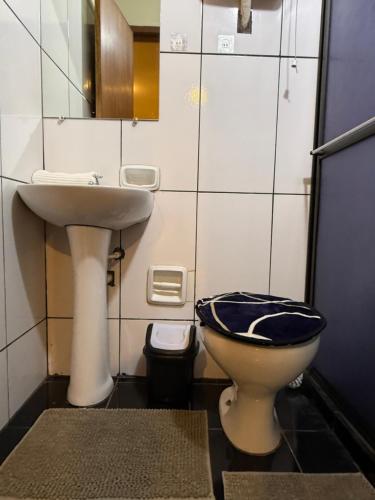 a bathroom with a sink and a toilet and a sink at Refugio Centrico in Ciudad del Este