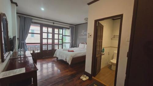 a hotel room with a bed and a bathroom at DaViKa Vientiane Hotel in Vientiane