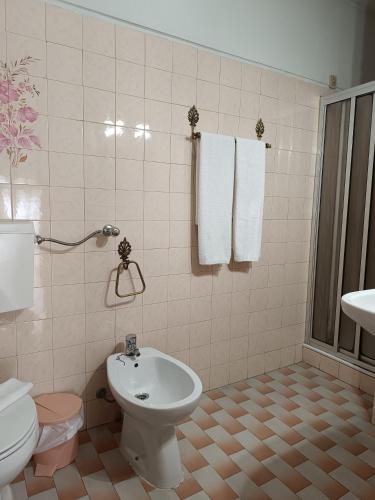 a white bathroom with a toilet and a sink at São Neutel in Chaves