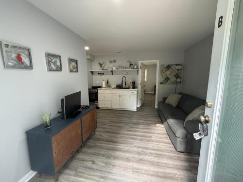 a living room with a couch and a kitchen at Cozy and Chic Burlington Retreat in Burlington