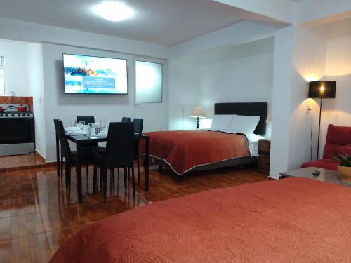 a room with a bed and a table with chairs at Gran Tonantzin in San Martín de las Pirámides