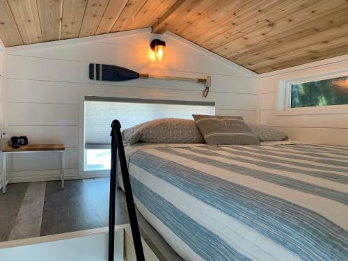 a bedroom with a bed in a tiny house at The River's Edge (Tiny Home 3) in Bellevue