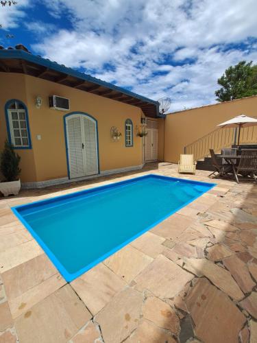 a swimming pool in the backyard of a house at Pousada das Flores in Conservatória
