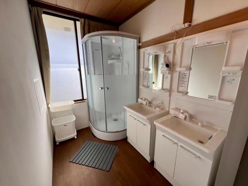 a bathroom with two sinks and a shower at ヨゴダステイアンドリトリート Yogoda Stay & Retreat in Ina