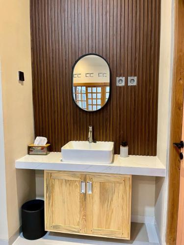 a bathroom with a sink and a mirror at Lepen Home in Ngabean