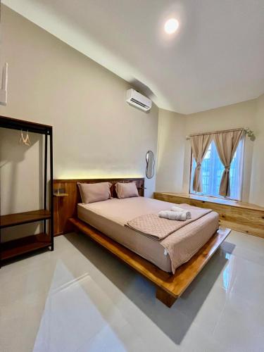 a bedroom with a bed and a window at Lepen Home in Ngabean