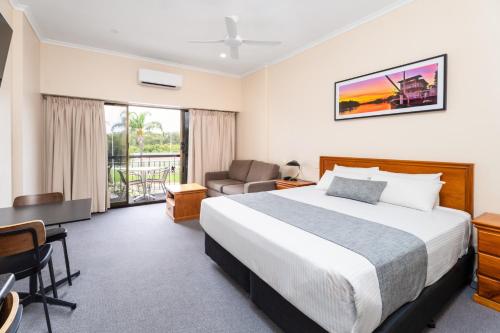 a hotel room with a bed and a desk and a chair at Hotel Renmark in Renmark