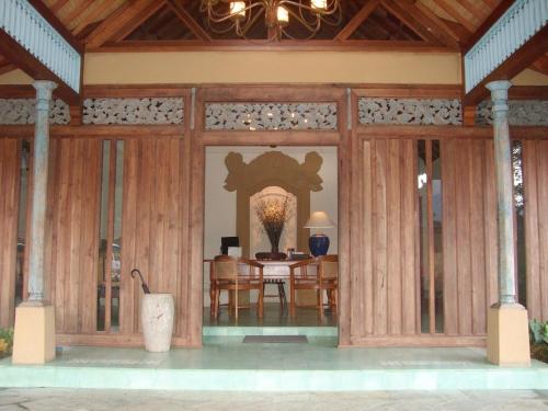 a dining room with a table and chairs at Strawberry Hill Hotel & Restaurant in Bedugul