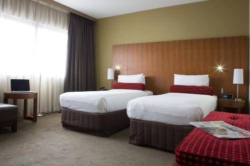 Postel nebo postele na pokoji v ubytování Mercure Sydney Liverpool