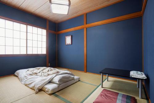 a room with a bed and a table in it at Kappa Tengoku in Hakone