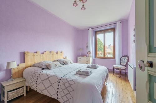 a bedroom with a large bed with purple walls at Le gîte embarqué - Géré par Presta-Zen'Services - Barque électrique en supplément in Verdun-sur-Meuse