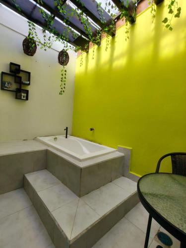 a bathroom with a tub and a green wall at Villa Del Mar 14 in Antón Lizardo