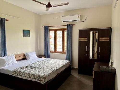 a bedroom with a bed and a window at Sudama Cityscapes in Cochin