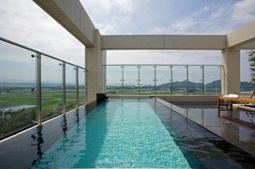 Candeo Hotels Kikuyo Kumamoto Airport tesisinde veya buraya yakın yüzme havuzu