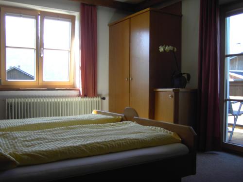 A bed or beds in a room at Gästehaus Sonnweber