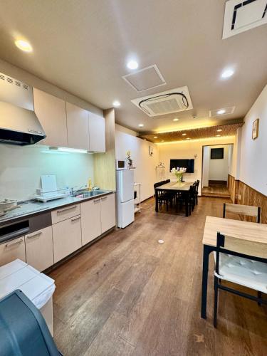 5 minutes walk from Eisuke Shinkimari Station, Osaka's best Showa-style neighborhood