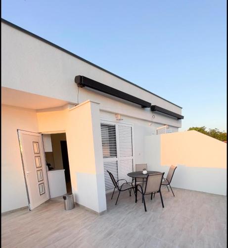 a patio with a table and chairs next to a building at Apartment daal Seline in Seline