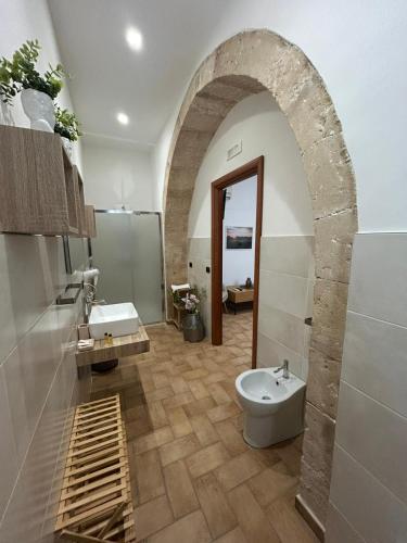 a bathroom with a sink and a toilet at Agriturismo Valle di Chiaramonte in Chiaramonte Gulfi