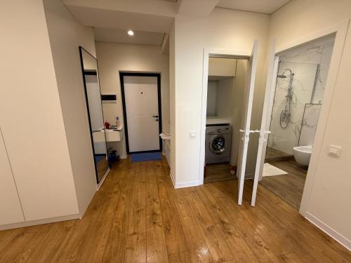 an empty room with a hallway with a bathroom at Apartamentul white Arena in Chişinău