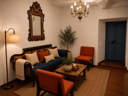 a living room with a blue couch and a table at Apartamento de confort en el Centro Histórico de Cusco in Cusco