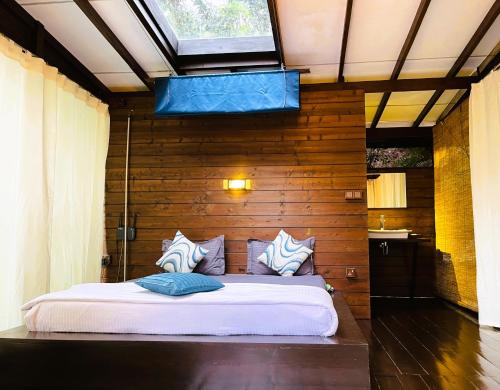 a bedroom with a bed in a wooden wall at The Mist in Ella