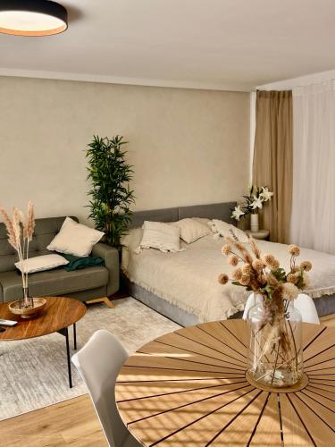 a living room with a bed and a table at Ateliér Smutná in Ostrava