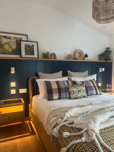 a bedroom with a bed with a blue wall at Viva! Farmhouse in Monsaraz