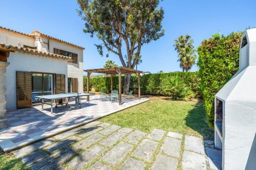 a backyard with a table and a picnic table at Llenaire Gran Beach House in El Port