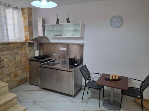 Νektarios - Modern Studio near Port & Center of Piraeus, 2min Bus,Self Check-in