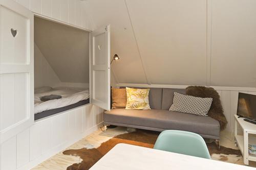 Zimmer mit Sofa und Bett in einem Zimmer in der Unterkunft Hotel Marenland Winsum in Winsum