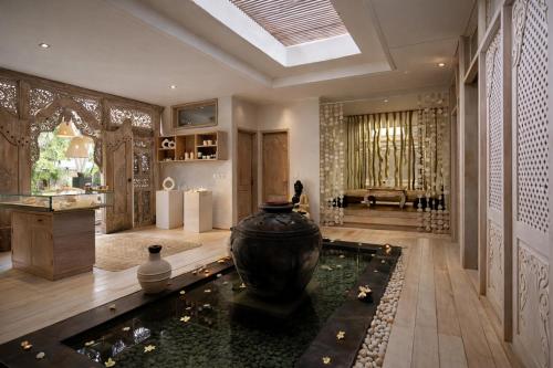 a living room with a large vase on the floor at Indiana Kenanga Boutique Hotel & Spa in Nusa Lembongan