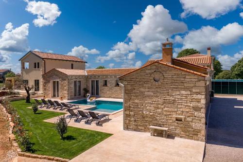 Villa Stonica With Pool - Happy Rentals