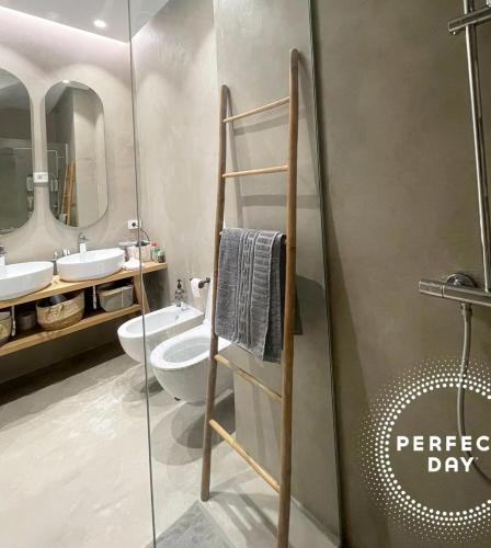 a bathroom with a toilet and a glass shower at Perfect Day Luxury Residences in Palasë