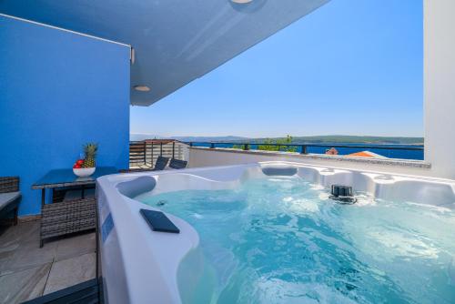 a jacuzzi tub sitting on top of a building at Schmidt veliki in Dramalj