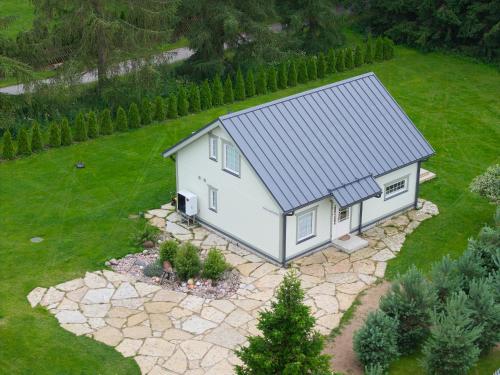 an overhead view of a small white house on a lawn at Kalakuninga Puhkemaja in Liimala