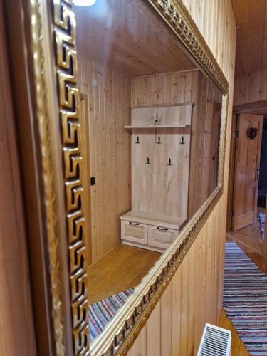eine Spiegelung eines Zimmers mit einem Schrank in der Unterkunft Deer Chalet in Holda