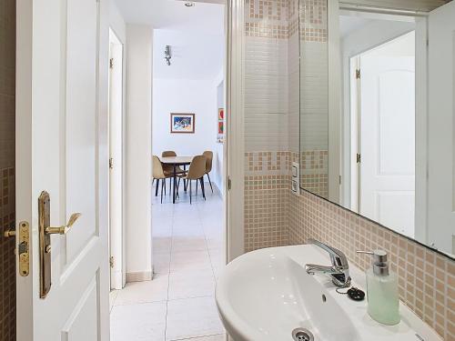 Two-bedroom Penthouse Apartment Next to the Sea
