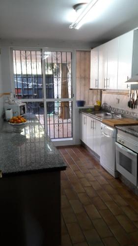 トマレスにあるVilla Pepa Luisaのキッチン(白いキャビネット、カウンタートップ付)