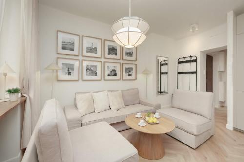 Old Town Apartment with Royal Castle View by Noclegi Renters